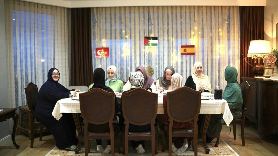 İspanyol ve Güney Amerikalı Müslüman kadınlar Türk ailenin iftar sofrasında buluştu