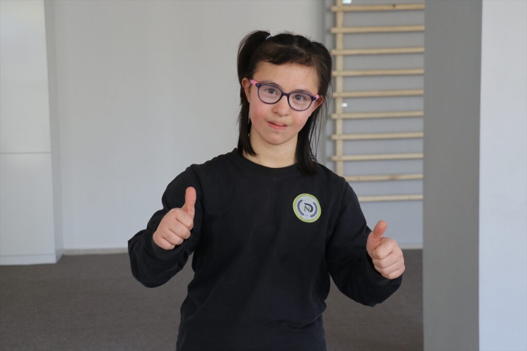 Isparta’da Down sendromlu Elif atletizmde çifte başarı elde etti