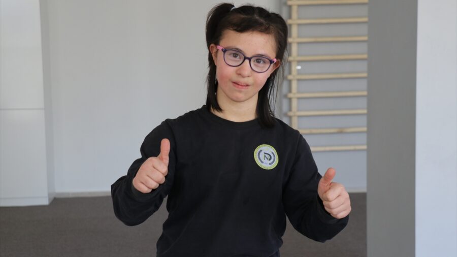 Isparta’da Down sendromlu Elif atletizmde çifte başarı elde etti