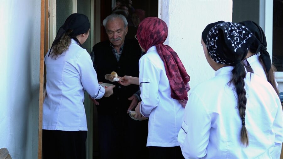 Isparta’da öğrenciler, okul mutfağında pişirdikleri çorbaları iftarda yaşlılara dağıtıyor