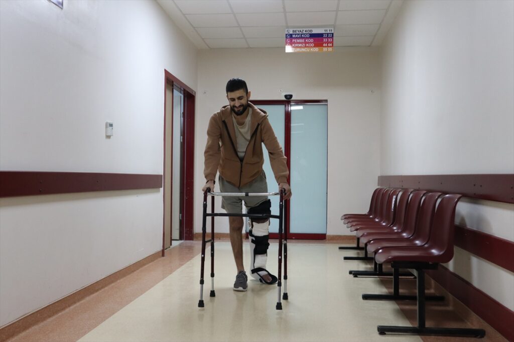 Isparta’da trafik kazasında yaralanan kişinin kopan bacağı yerine dikildi