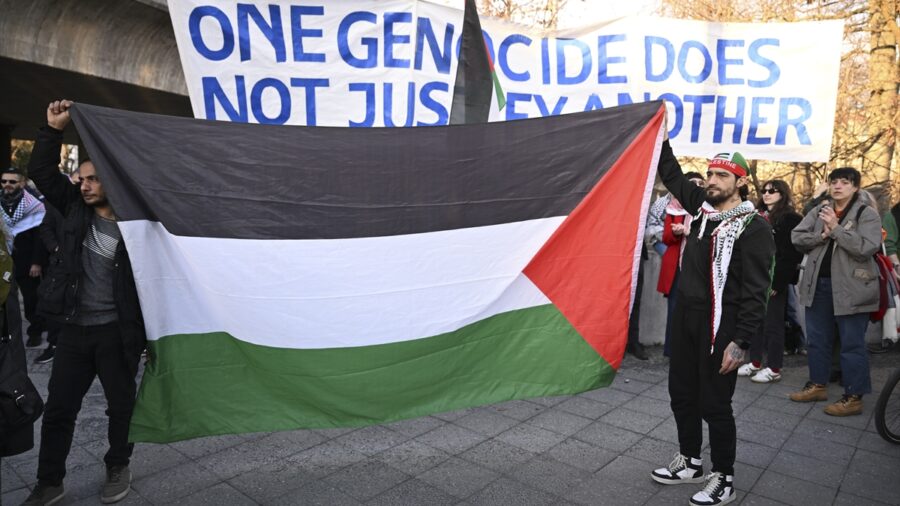 İsrail Başbakanı Netanyahu’nun uçağının Berlin’de koruma altına alınması protesto edildi