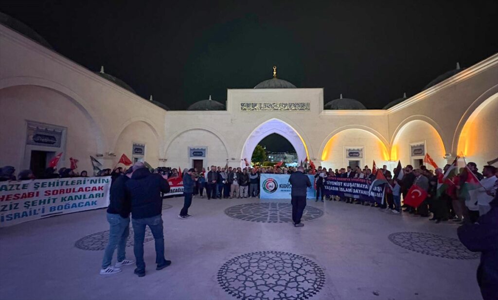 İsrail’in Mescid-i Aksa’yı ibadete kapatması Antalya’da protesto edildi
