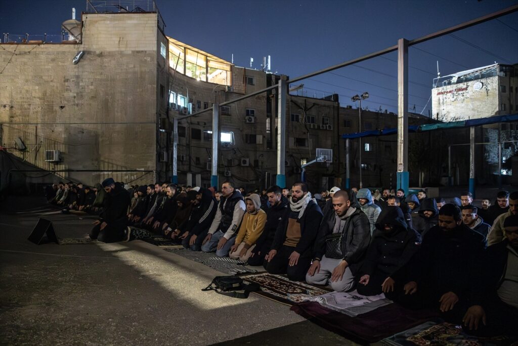 İsrail’in Mescid-i Aksa’yı kapatmasının ardından Filistinliler Harem-i Şerif yakınlarında teravih kıldı