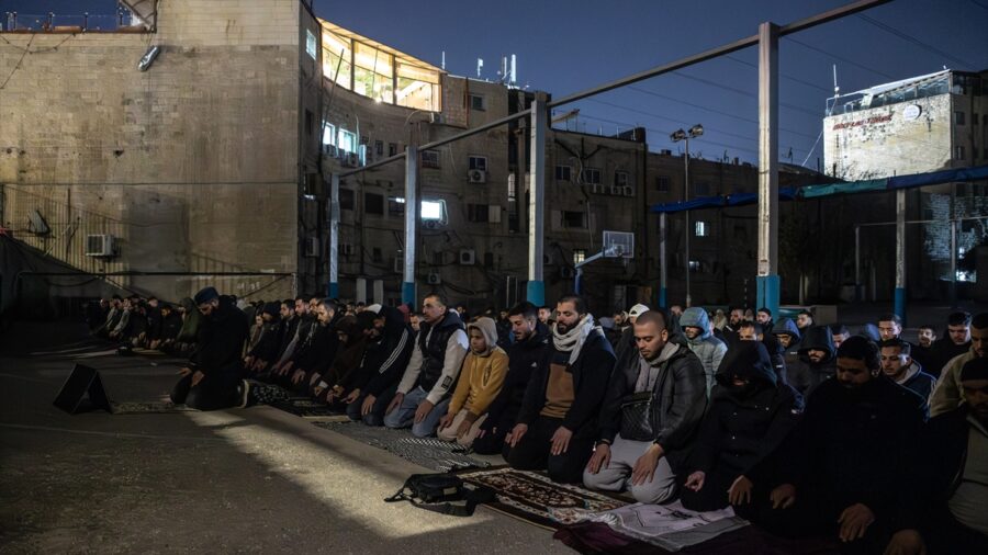 İsrail’in Mescid-i Aksa’yı kapatmasının ardından Filistinliler Harem-i Şerif yakınlarında teravih kıldı