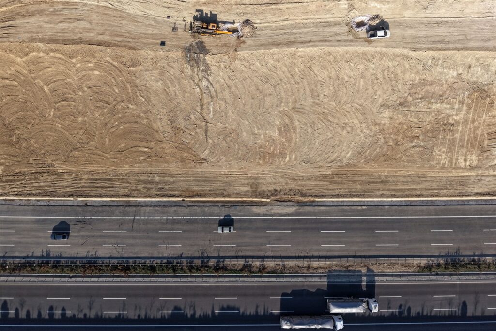 İstanbul-İzmir Otoyolu’nda tek şeritte heyelan nedeniyle oluşan toprak yığını temizlendi