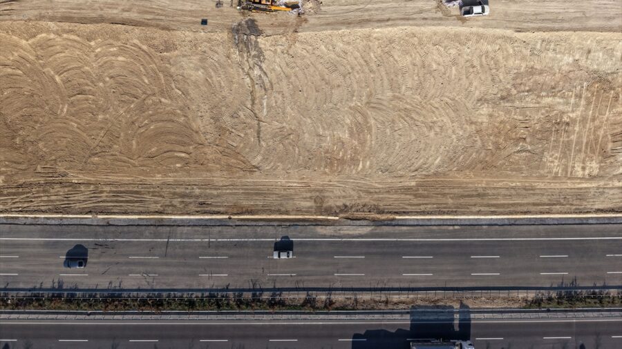 İstanbul-İzmir Otoyolu’nda tek şeritte heyelan nedeniyle oluşan toprak yığını temizlendi