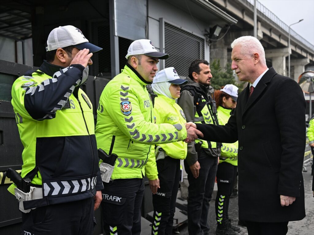 İstanbul Valisi Gül’den bayram öncesi otogardaki polis denetim noktasına ziyaret: