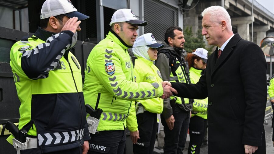 İstanbul Valisi Gül’den bayram öncesi otogardaki polis denetim noktasına ziyaret: