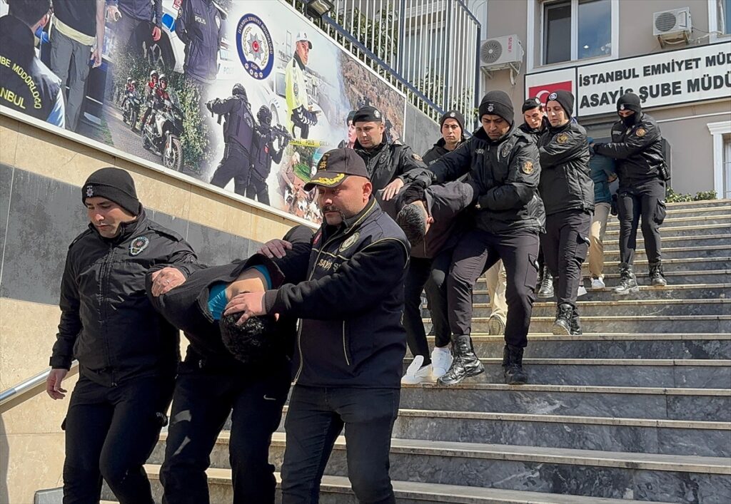 İstanbul’da Kuyumcukent’ten uzun namlulu silahlarla yapılan soyguna ilişkin yakalanan 8 şüpheli adliyede