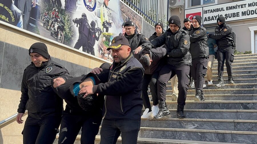 İstanbul’da Kuyumcukent’ten uzun namlulu silahlarla yapılan soyguna ilişkin yakalanan 8 şüpheli adliyede