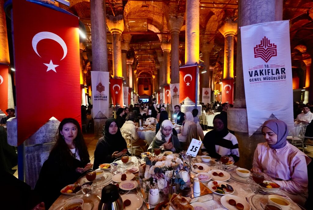 İstanbul’da öğrenim gören uluslararası öğrenciler, Binbirdirek Sarnıcı’nda iftar yaptı