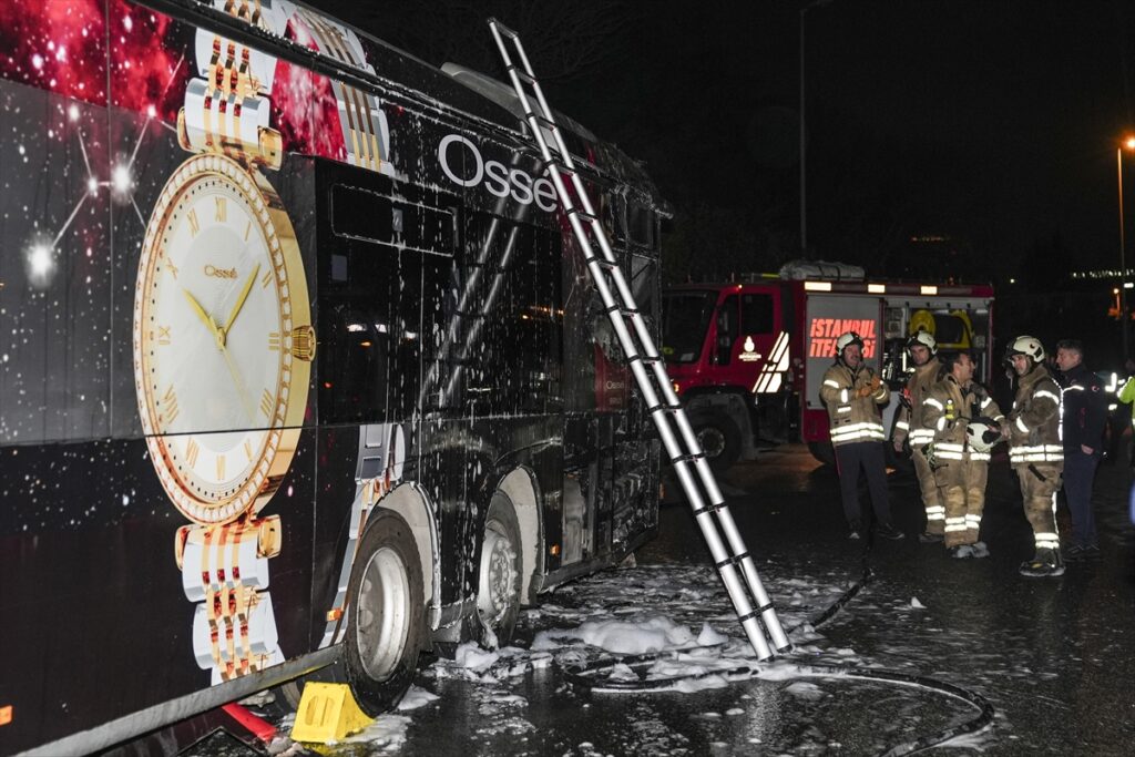 İstanbul’da seyir halindeki metrobüste çıkan yangın söndürüldü