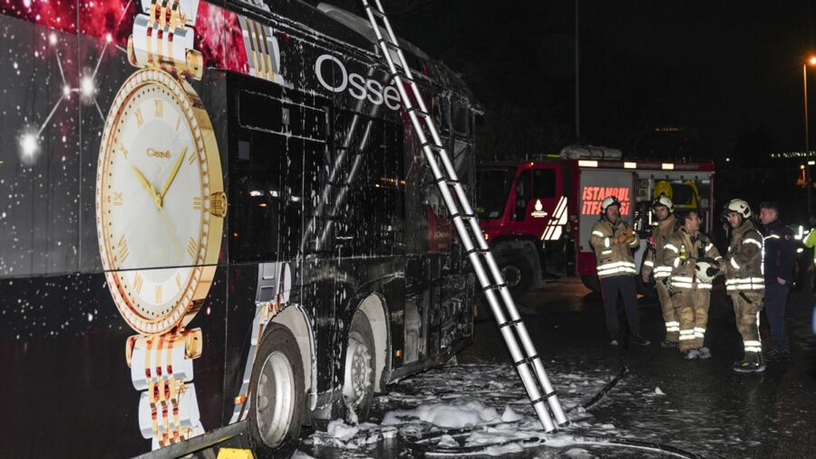 İstanbul’da seyir halindeki metrobüste çıkan yangın söndürüldü