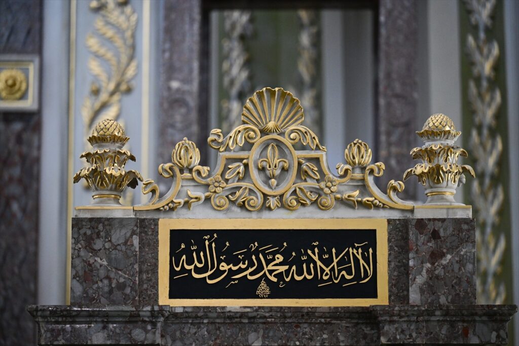 İSTANBUL’UN SELATİN CAMİLERİ – Hırka-i Şerif’in muhafaza edildiği cami: Hırka-i Şerif Camisi