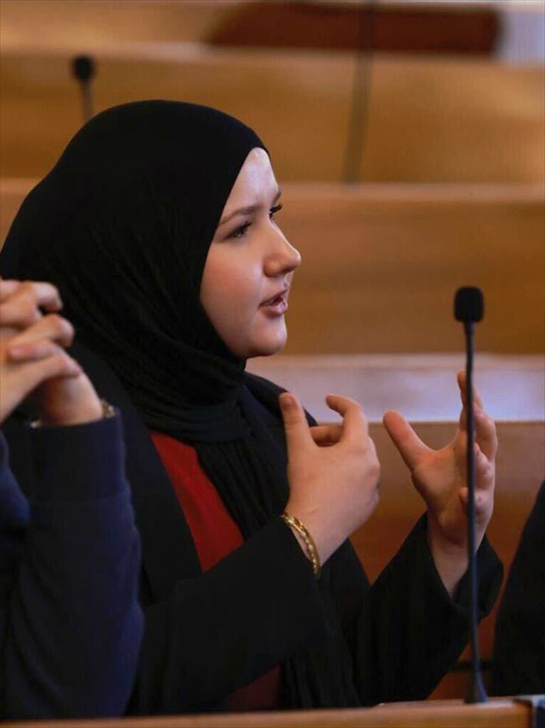 İsviçre’de Türk vatandaşı Çelik, Zürih Belediye Meclisi’ne seçilen ilk başörtülü üye oldu