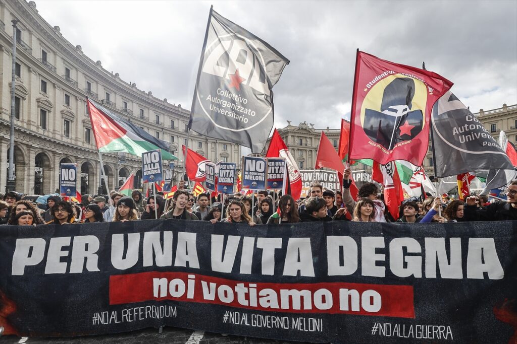 İtalya’da “Savaşa hayır, referandumda hayır” yürüyüşü düzenlendi