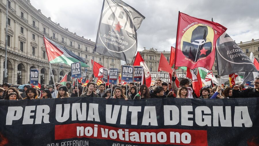 İtalya’da “Savaşa hayır, referandumda hayır” yürüyüşü düzenlendi