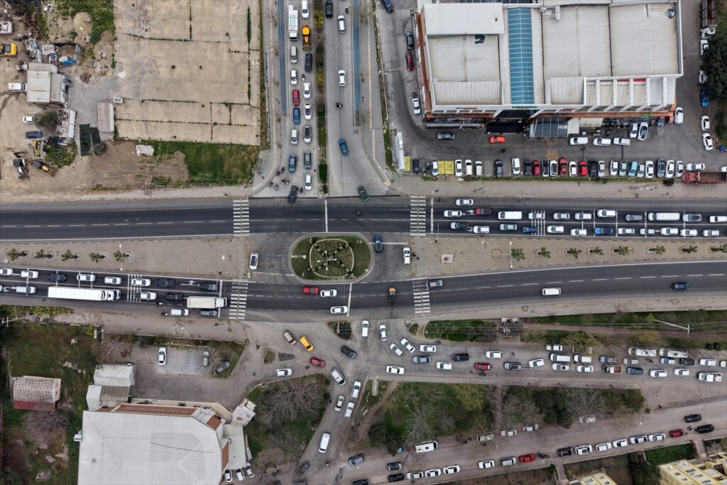 İzmir-Ankara kara yolunun Manisa geçişinde bayram hareketliliği yaşanıyor