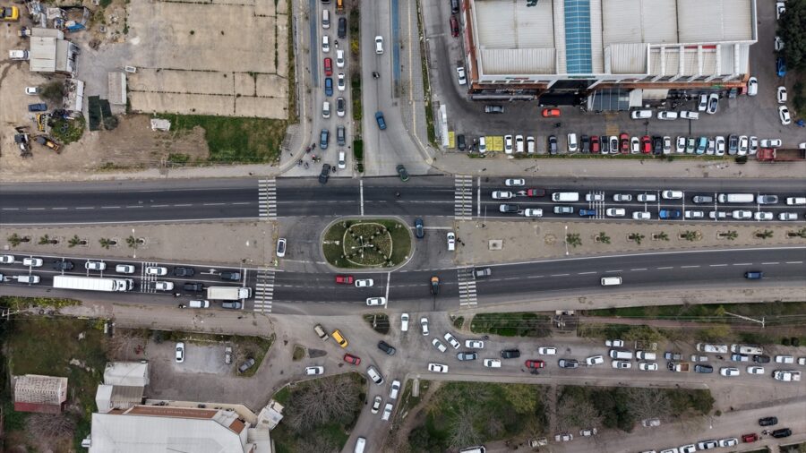 İzmir-Ankara kara yolunun Manisa geçişinde bayram hareketliliği yaşanıyor
