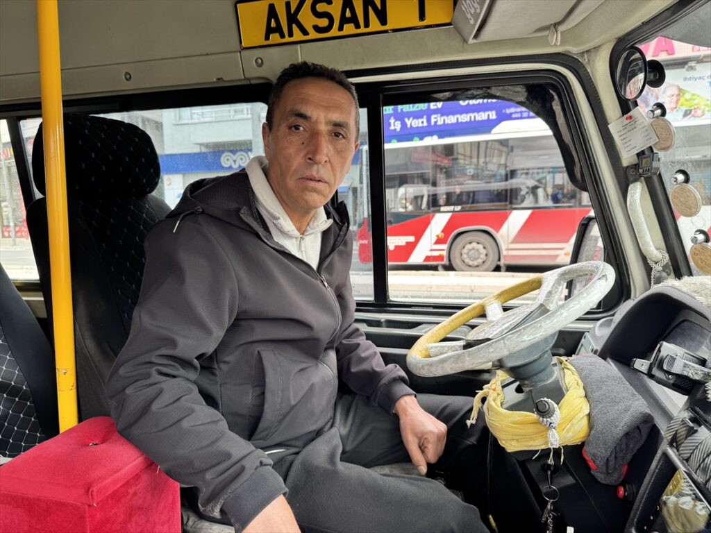 İzmir’de bir kadın dolmuşta doğum yaptı