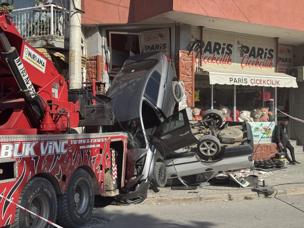 İzmir’de freni boşalan vincin 2 otomobili iş yerine sürüklemesi kamerada