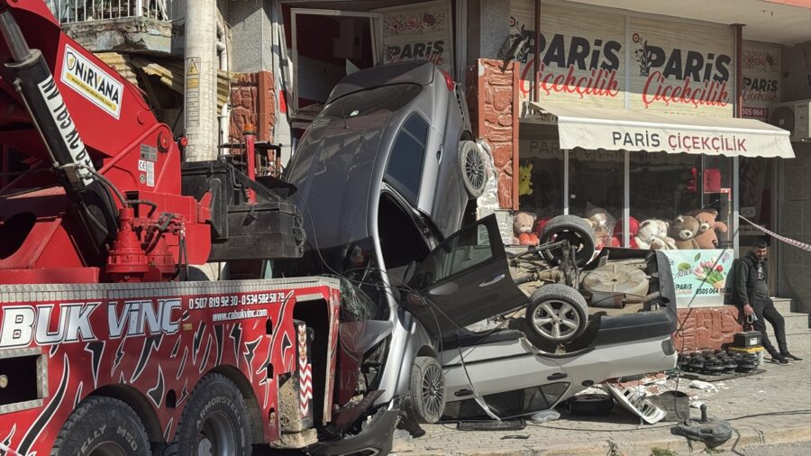 İzmir’de freni boşalan vincin 2 otomobili iş yerine sürüklemesi kamerada