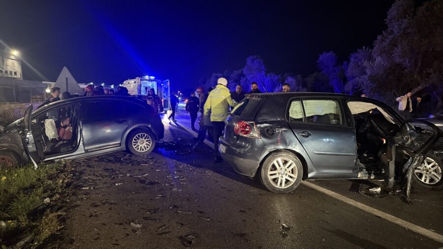 İzmir’de iki otomobilin çarpışması sonucu 4 kişi yaralandı