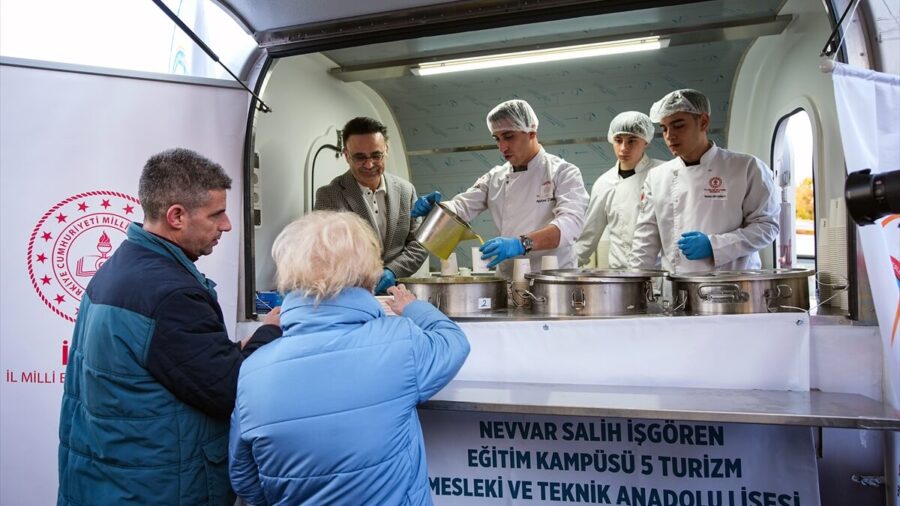 İzmir’de lise öğrencileri iftara yetişemeyenlere kendi yaptıkları yemekleri dağıttı