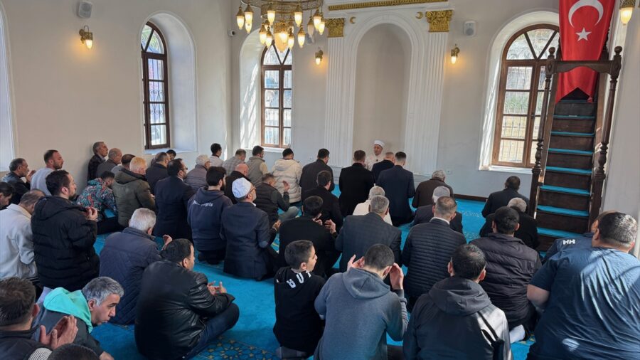 İzmir’de restore edilen 132 yıllık Asmalı Mescit ibadete açıldı