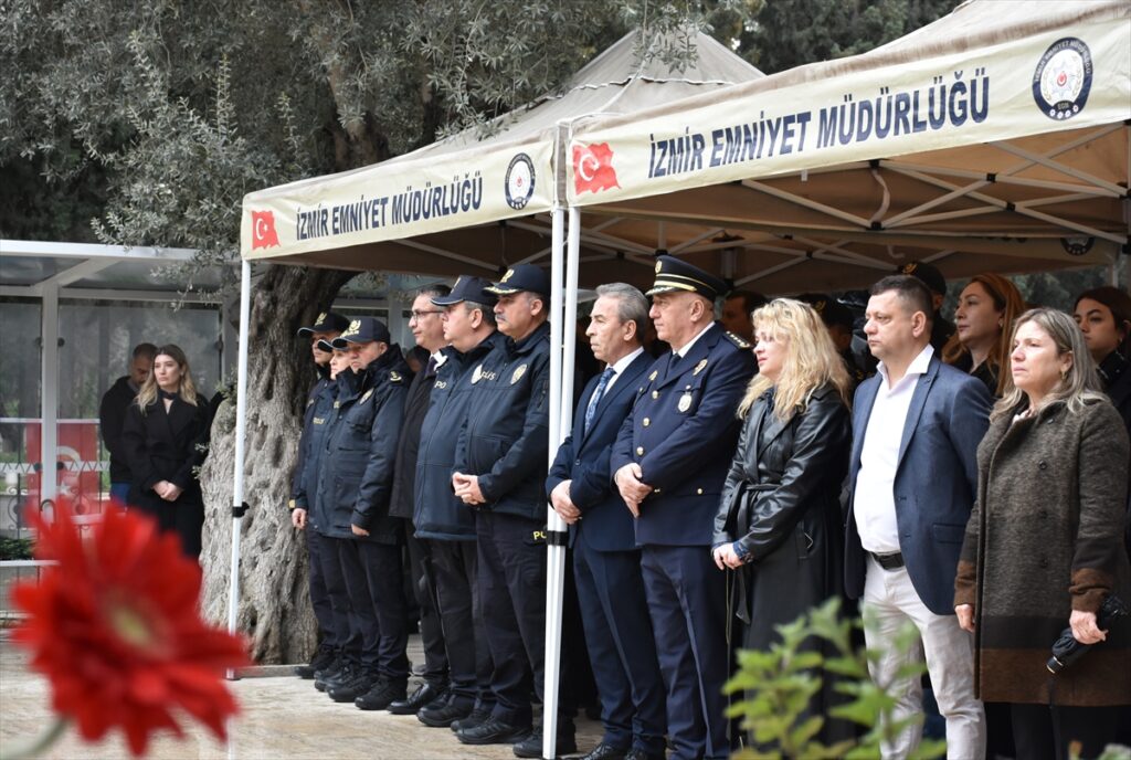 İzmir’de şehit aileleri arife günü yakınlarının mezarını ziyaret etti