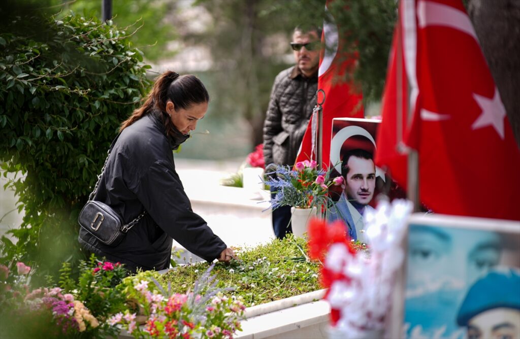 İzmir’de şehit aileleri bayramda yakınlarının kabirlerini ziyaret etti