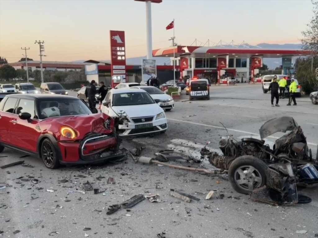 İzmir’de üç otomobilin karıştığı kazada 1’i çocuk 3 kişi yaralandı