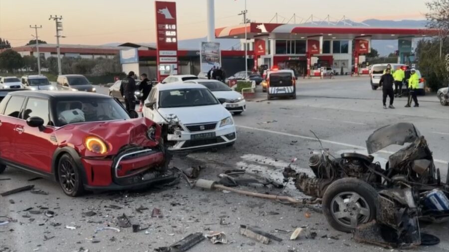 İzmir’de üç otomobilin karıştığı kazada 1’i çocuk 3 kişi yaralandı
