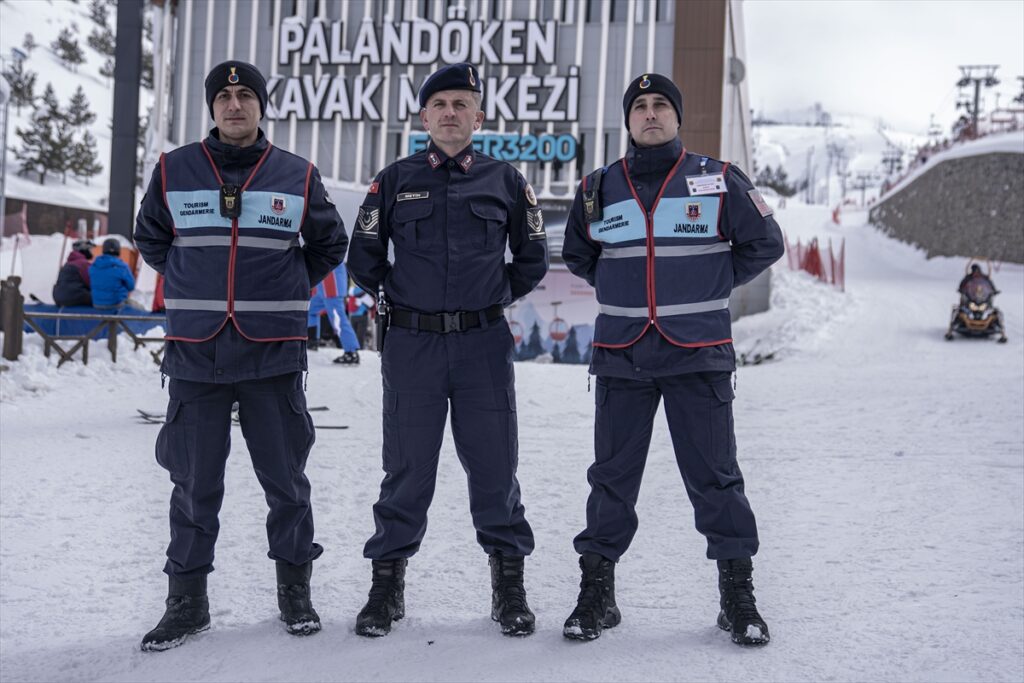 JAK ve turizm jandarması Palandöken’de kayak güvenliği için yoğun mesai yapıyor