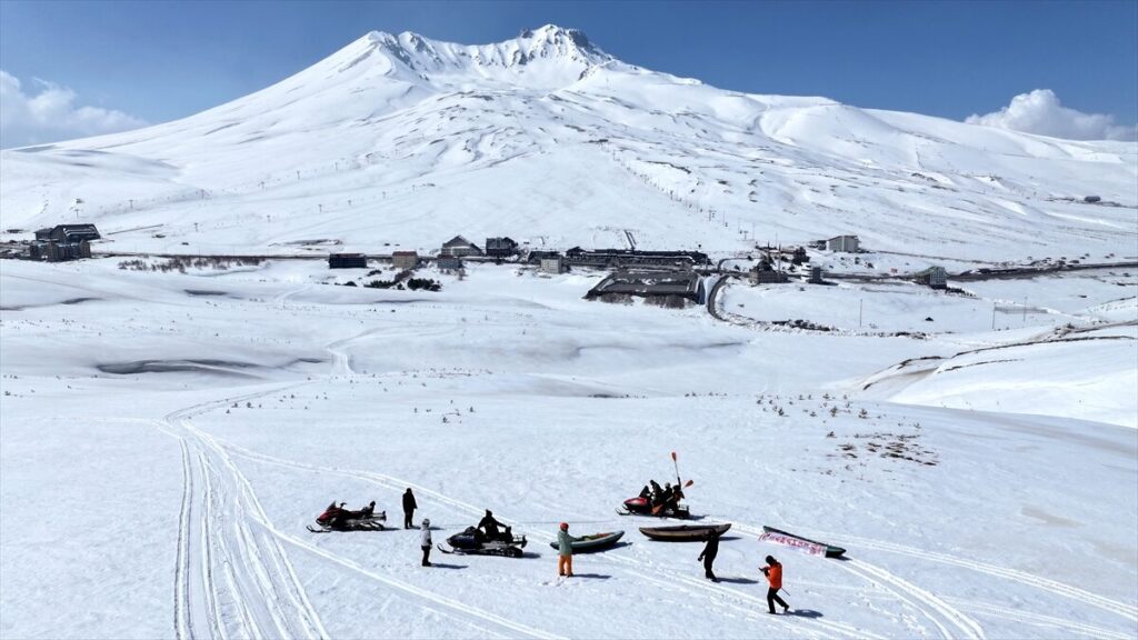 Kanoyla suda değil, Erciyes’te kar üzerinde süzüldüler