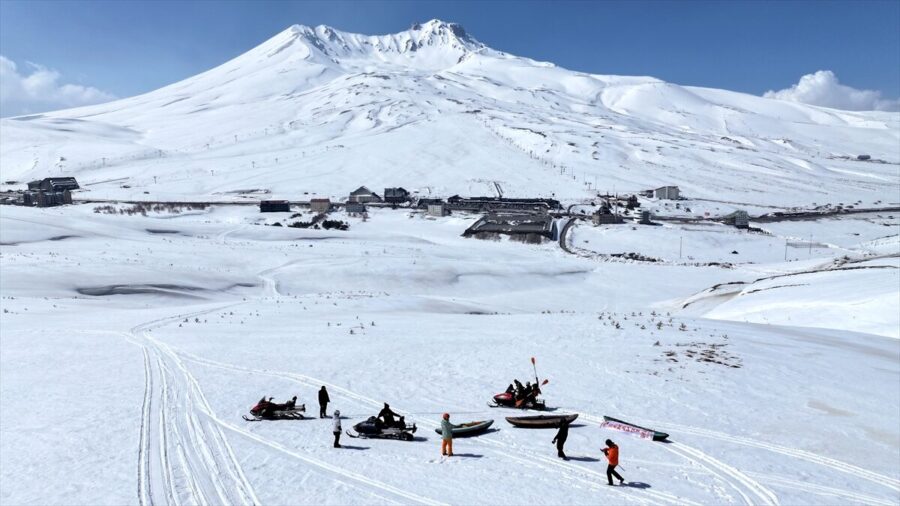 Kanoyla suda değil, Erciyes’te kar üzerinde süzüldüler