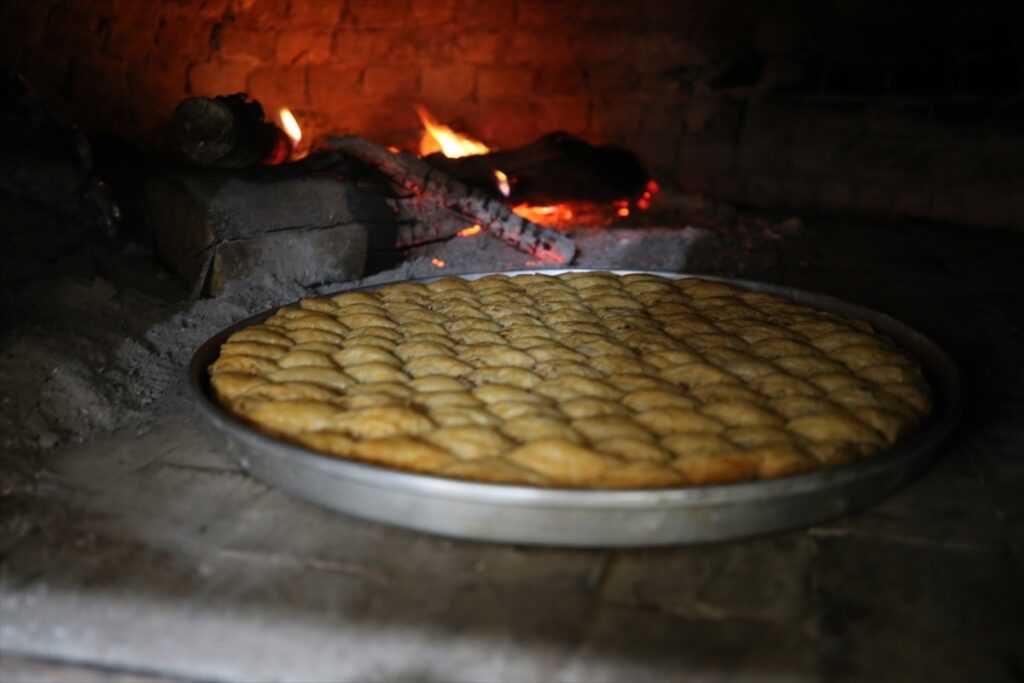 Karabük’te bayram sofraları için baklava ve su böreği hazırlanıyor