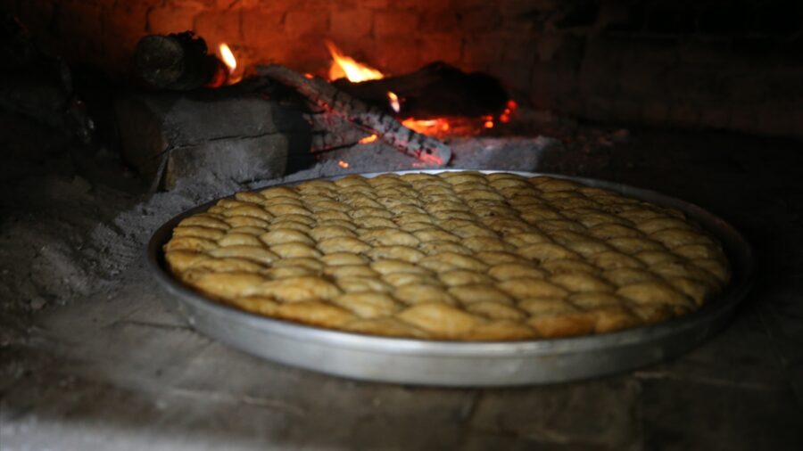 Karabük’te bayram sofraları için baklava ve su böreği hazırlanıyor