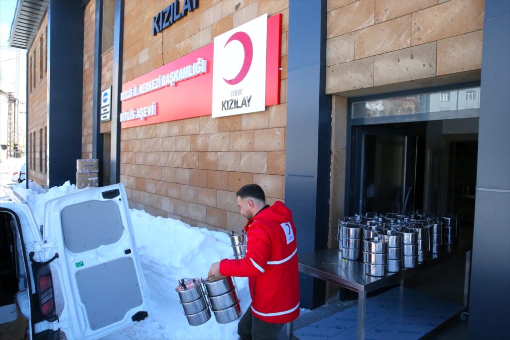 Karlı sokakları aşan Kızılay ekipleri, 165 haneye iftarlık ulaştırıyor