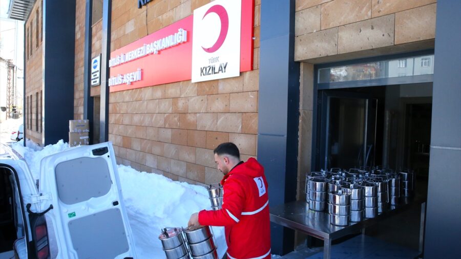 Karlı sokakları aşan Kızılay ekipleri, 165 haneye iftarlık ulaştırıyor