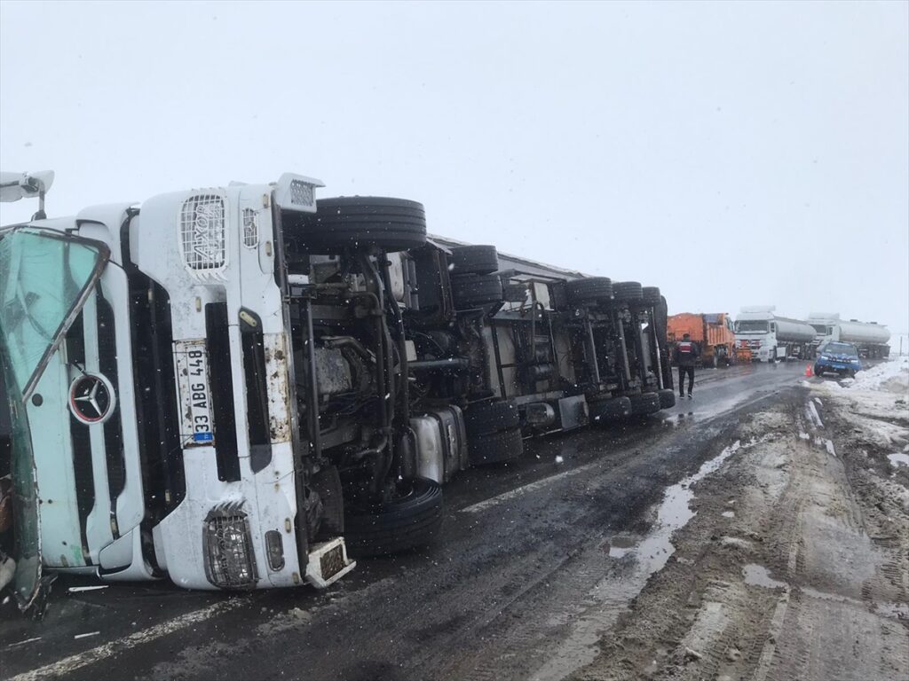 Kars’ta çarpışan tanker ve tırın sürücüleri yaralandı, yol ulaşıma kapatıldı