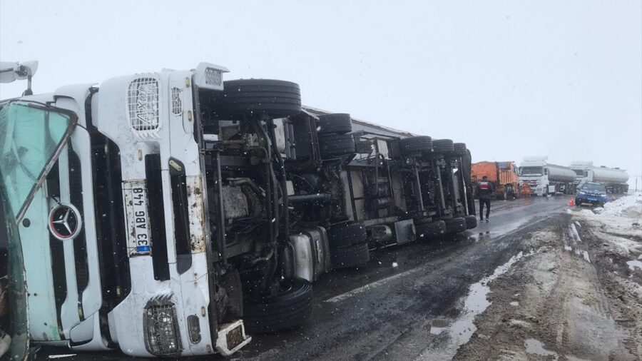 Kars’ta çarpışan tanker ve tırın sürücüleri yaralandı, yol ulaşıma kapatıldı