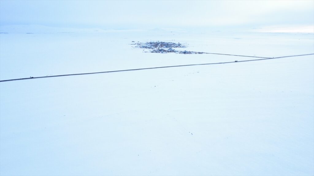 Kars’ta karla beyaza bürünen köyler dronla görüntülendi