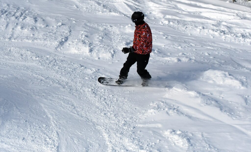 Kars’ta martta kayak keyfi sürüyor