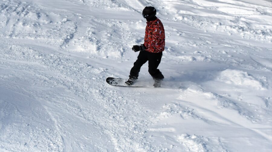 Kars’ta martta kayak keyfi sürüyor