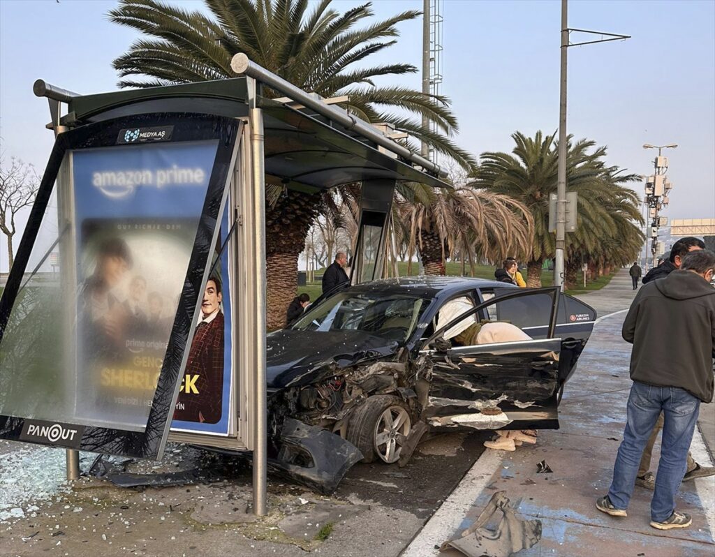 Kartal’da otomobilin kamyona çarpıp durağa girmesi araç kamerasında