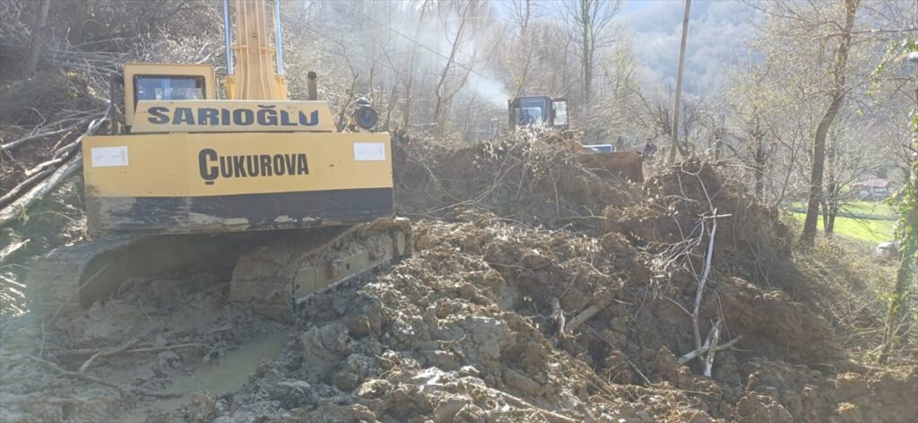 Kastamonu’da heyelan nedeniyle kapanan köy yolu ekiplerin çalışmasıyla ulaşıma açıldı