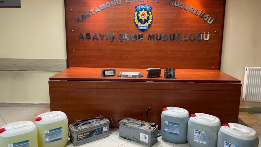 Kastamonu’da iş makinesinin mazotunu ve parçalarını çalan 2 zanlı yakalandı