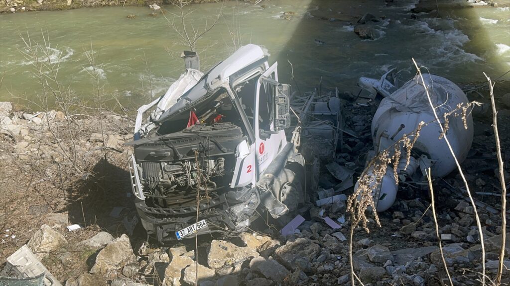 Kastamonu’da köprüden düşen beton mikserinin sürücüsü ağır yaralandı